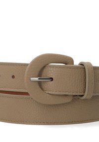 Beiger Leder-Gürtel mit strukturiertem Oberflächen, runder Schnalle aus versilbertem Metall und sichtbaren Nähten entlang der Kanten.