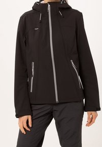 Sort softshell jakke med lynlås foran, justerbar hætte og grå lynlåsdetaljer; har to sidelommer. Glat tekstur.