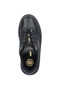 Zwarte sneaker met een bovenwerk van soepel leer, perforaties, zwarte veters en een gouden streep. Bevat een logo op de tong en de binnenzool.