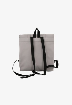 Sac fourre-tout imperméable gris avec des bretelles noires réglables, une forme rectangulaire, des poignées supérieures et des détails cousus sur les bords.