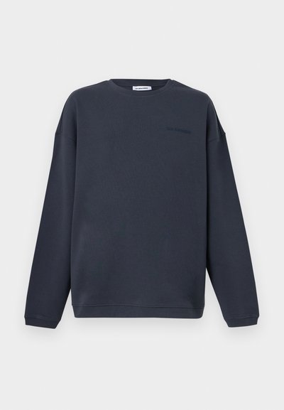 Σκούρα γκρι φούτερ με μακριά μανίκια και στρογγυλή λαιμόκοψη, με μικρό διακριτικό λογότυπο στο αριστερό πάνω μέρος του στήθους και ετικέτα μέσα στο κολάρο.