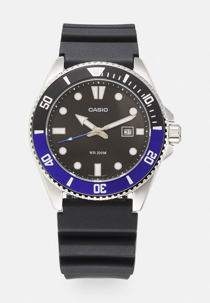 Montre Casio avec un cadran noir, un boîtier argenté et une lunette bleue. Elle est dotée d'un bracelet en caoutchouc, d'index d'heure et d'un affichage de date à 3 heures. Étanche jusqu'à 200 m.