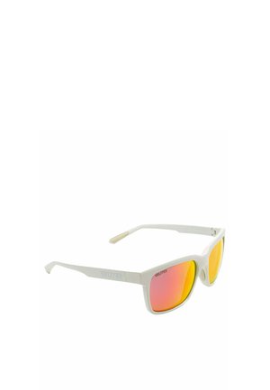 Gafas de sol Velites blancas con lentes rectangulares espejadas en naranja-amarillo y patillas delgadas, mostradas sobre un fondo blanco.
