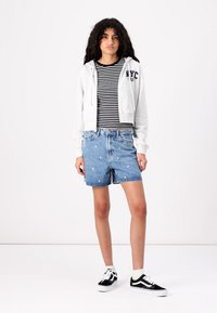 Pieces PCSKY - Kratke hlače iz džinsa - light blue denim/white