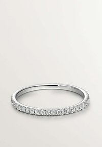 Anillo de banda de plata con un acabado liso y pulido, decorado con pequeños diamantes claros incrustados a lo largo del lado superior. Forma redonda, perfil delgado.