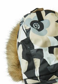 Zimowa czapka w kwiatowy wzór, w czarnym, beżowym i jasnoniebieskim designie, z miękkim futrzanym wykończeniem i regulowanym paskiem na rzep.