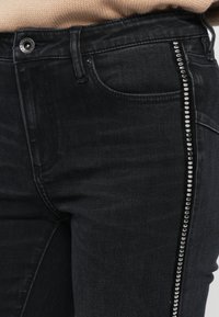 Armani Exchange Testhezálló fazon - black