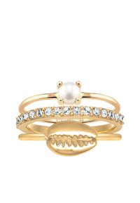 Goldfarbene gestapelte Ring-Set mit einer zentralen Perle, einem Ring mit klaren Edelsteinen und einem schalenförmigen Akzent. Glatte Oberflächen und polierte Verarbeitung.