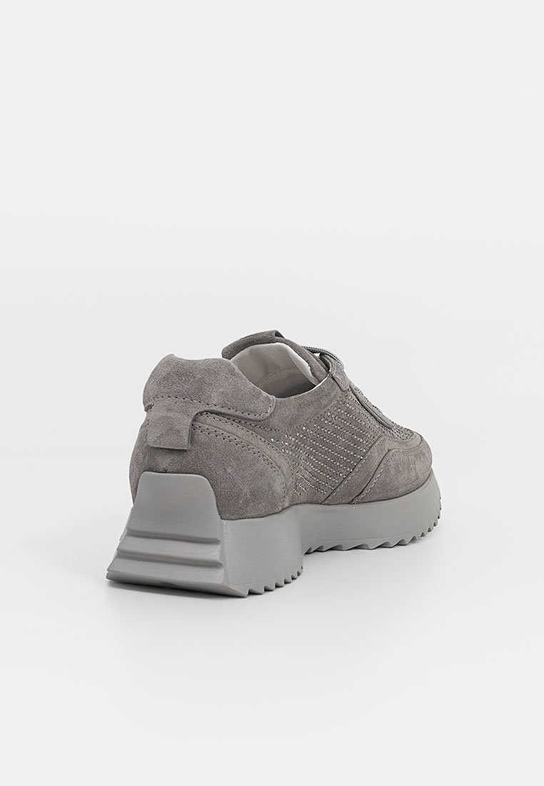 Grau Wildleder Sneaker mit strukturiertem Obermaterial, dekorativen Akzenten und dicker grauer Gummisohle. Verfügt über eine gepolsterte Knöchelpartie und eine Zuglasche.