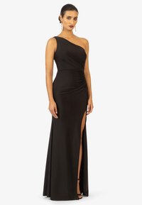 Schwarzes Ein-Schulter-Kleid mit Raffung, einem seitlichen Schlitz bis zum Oberschenkel und einer taillierten Passform. Glattes, elastisches Material unterstreicht die Eleganz.