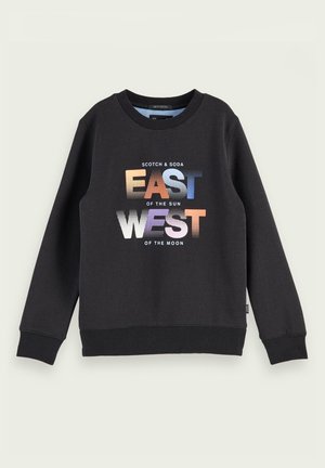 Sweatshirt noir avec col rond, manches longues, et poignets côtelés. Présente un texte graphique multicolore "EST DU SOLEIL" et "OUEST DE LA LUNE."
