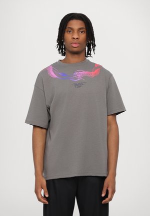 PHOBIA ARCHIVE CIRCLE SNAKE PRINT AND METAL LABEL - T-shirt con stampa - stone wash