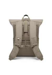 Khaki hátizsák, roll-top kialakítással, párnázott hálós háttal, állítható pántokkal és fém kiegészítőkkel, amely egy letisztult, funkcionális szerkezetet kínál.