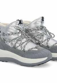 Graue Wanderschuhe mit einem schimmernden, gepolsterten, metallischen Obermaterial, strukturierten grauen Akzenten und schwarz-weiß gestreiften Schnürsenkeln; ausgestattet mit einer gepolsterten Sohle.