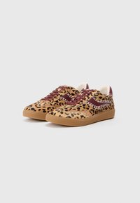 Tenisi cu imprimeu de leopard, cu bază bej, accente în nuanțe de burgund, sistem de șireturi și talpă din cauciuc. Finisaj texturat și detalii de cusătură contrastante.