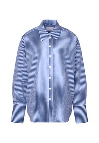 Camicia button-up verticale a righe blu e bianche con maniche lunghe e colletto a punta, poggiata piatta su uno sfondo bianco.