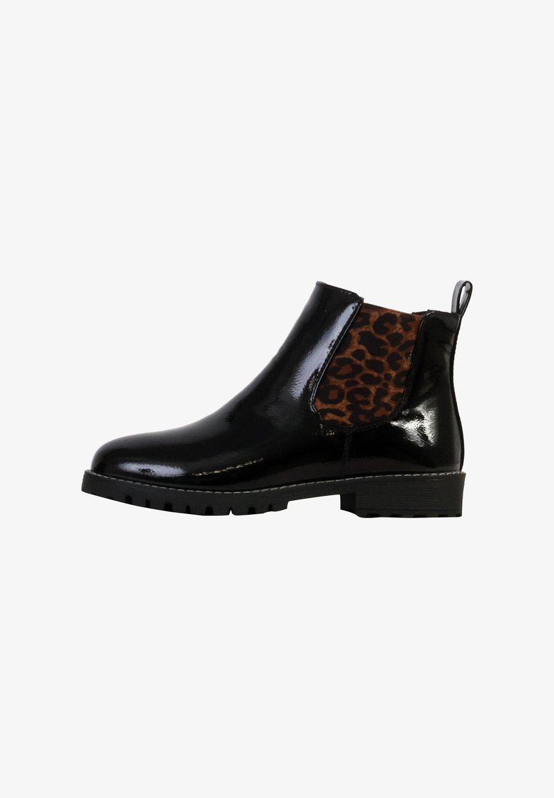 Bottine en cuir verni noir avec semelle épaisse et panneau latéral élastique imprimé léopard marron, languette à l'arrière et petit talon.