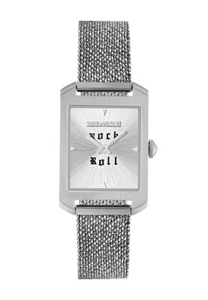 Strieborné obdĺžnikové hodinky na zápästie s kovovým remienkom, ciferníkom s efektom slnečných lúčov, čiernym textom „rock roll“ a názvom značky „Zadig & Voltaire“ na pozícii 12 hodín.