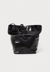 Bolso tote negro brillante con una textura suave y arrugada. Cuenta con dos asas alargadas y un logo impreso en la parte inferior. Diseño espacioso.