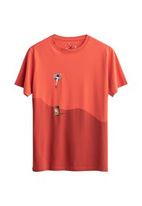 Rode katoenen T-shirt met een grafisch ontwerp van een spuitbus en een busje, met korte mouwen en een ronde halslijn. Glad oppervlak, casual ontwerp.