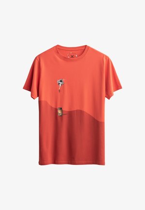 Rode katoenen T-shirt met een grafisch ontwerp van een spuitbus en een busje, met korte mouwen en een ronde halslijn. Glad oppervlak, casual ontwerp.