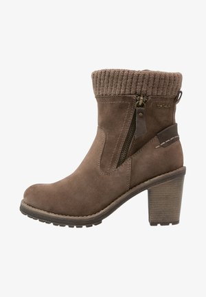 Braune Wildleder-Stiefelette mit gestricktem Schaft, seitlichem Reißverschluss und Holzabsatz. Verfügt über Steppnähte und eine strukturierte Sohle für besseren Halt.