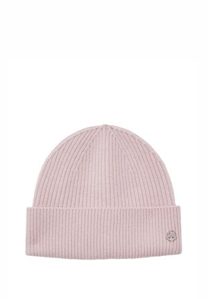 Rippstrickmütze in zartem Pink, mit einem umgeschlagenen Bund und einem kleinen, metallischen Logo auf der Seite. Glatte Textur, warmes Material.