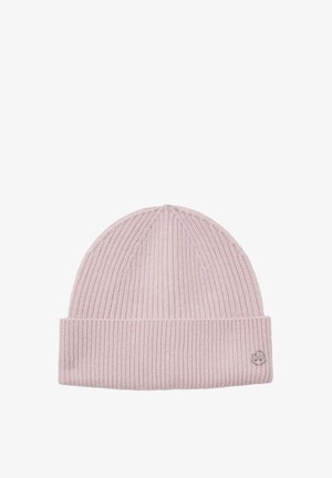 Bonnet en tricot côtelé de couleur rose doux, avec un revers et un petit logo métallique sur le côté. Texture lisse, matériau chaud.