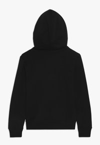 Černá mikina s kapucí, vyrobená z jemné bavlny, má velkou kapuci, dlouhé rukávy a elastické manžety. Jednoduchý a nezdobený design bez viditelných log.