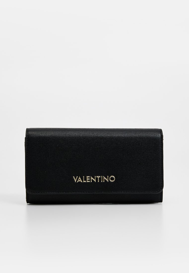 Porte-monnaie en cuir noir avec une surface texturée, logo doré "VALENTINO" et fermeture à rabat, idéal pour ranger les cartes et l'argent.