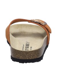 Braune Leder-Sandale mit einem einzelnen Riemen und einer metallischen Schnalle, ausgestattet mit einem gepolsterten, konturierten Fußbett und einer strukturierten, schwarzen Gummisohle.