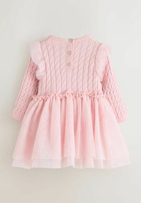 Vaaleanpunainen neulottu vauvan pitkähihaisuusmekko, jossa on röyhelöinen tyllihame, röyhelöiset olkapään yksityiskohdat ja kolme nappia yläselässä.