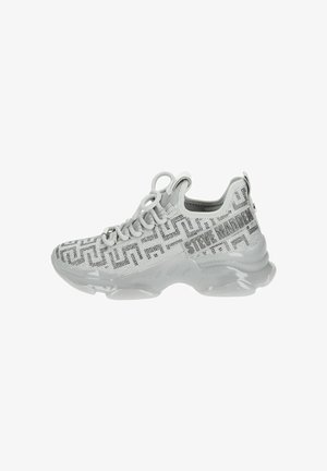 Lichtgrijze sport sneakers hebben een gestructureerde gebreide bovenkant met een geometrisch patroon, een stevige doorschijnende zool en versterkte veterschoenen.