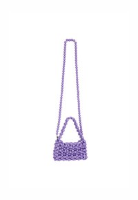 Borsa viola realizzata con perline rotonde, dotata di un piccolo manico superiore e di una lunga tracolla di perline. Superficie texturizzata con un motivo distintivo.