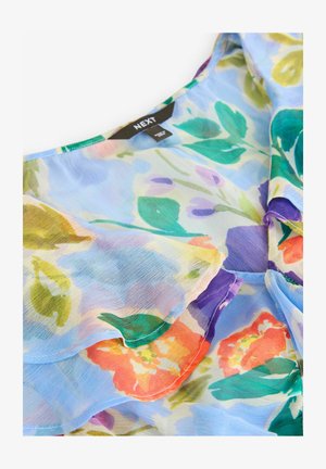 Przezroczysta bluzka w kwiaty w delikatnym niebieskim kolorze, z kolorowymi kwiatami w odcieniach pomarańczowego, różowego, fioletowego i zielonego. Marszczony krój o lekkiej teksturze.