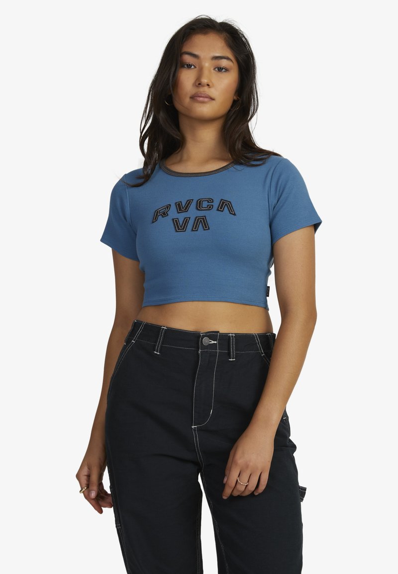 Blå kortærmet t-shirt med korte ærmer, der har et sort RVCA-logo i midten, ribbet tekstur og kontrasterende halsudskæring og ærmekanter.