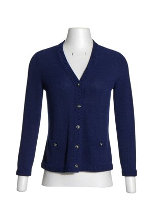 Cardigan tricoté bleu marine à manches longues, cinq boutons devant, deux petites poches avant et col en V sur un mannequin.