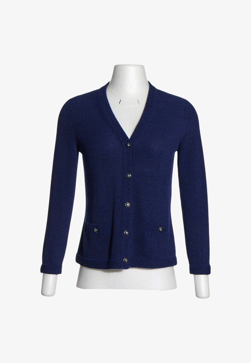 Cardigan tricoté bleu marine à manches longues, cinq boutons devant, deux petites poches avant et col en V sur un mannequin.