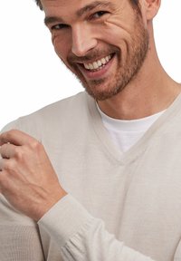 FALKE Basic New Merino V-Neck - Strickpullover - beige mel