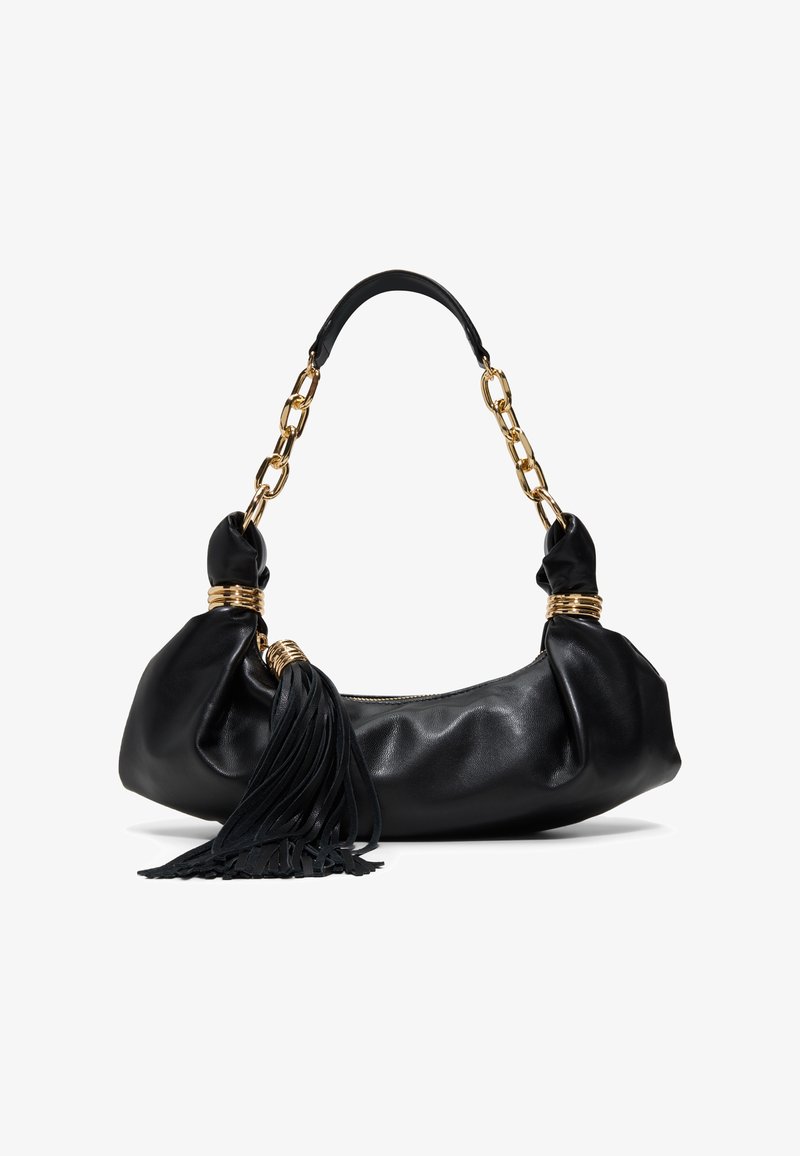 Sac à main en cuir noir avec bandoulière chaîne dorée, accents en anneau doré et détail de pompon en cuir noir sur fond blanc.