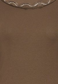 Brun ribbet tanktop med en bølget blondeudskæring. Stoffet har en blød tekstur med en subtil glans, designet til en tætsiddende silhuet.