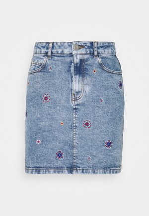 Mini-jupe en jean avec un effet délavé, poches avant, passants pour ceinture, fermeture par bouton, et motifs floraux colorés brodés dispersés sur le tissu.