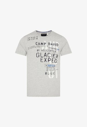 Szara bawełniana koszulka z okrągłym dekoltem i krótkimi rękawami, z mieszanymi nadrukami typograficznymi w niebieskim i czarnym kolorze. Tekst zawiera współrzędne oraz nazwę marki.