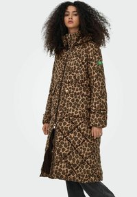Długi pikowany płaszcz w panterkę w kolorach brązowym i beżowym, z przeszyciami, zamkiem błyskawicznym i kapturem, z ściągaczami na rękawach oraz bocznymi kieszeniami.