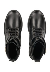 Botas de tobillo de cuero negro con puntera redonda, cordones en la parte delantera, ojales dorados y cremalleras laterales. Textura suave y suelas de goma negra resistentes.