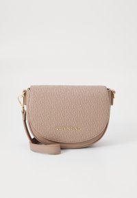 Borsa a tracolla Valentino in taupe chiaro con motivo logo a rilievo, dettagli in oro e una tracolla removibile. Presenta una chiusura a patta arrotondata.