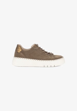 Baskets en daim marron avec une semelle blanche texturée, ornées d'accents dorés au niveau du talon et d'un élément de laçage décoratif sur le haut.
