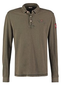 Polo à manches longues vert olive avec une patte de boutonnage à trois boutons, un col, un petit logo brodé sur la poitrine et une écusson sur la manche droite.