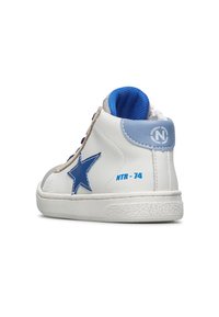 Białe skórzane sneakersy typu high-top z niebieskim wzorem gwiazdy, niebieską siateczkową językiem, jasnoniebieskimi akcentami oraz teksturowaną białą gumową podeszwą. Model NTR-74.