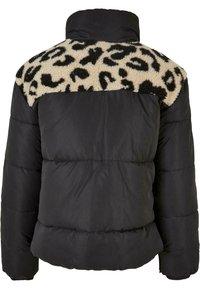 Doudoune noire avec col montant et empiècement en polaire beige à motif léopard sur le haut du dos et les épaules.